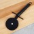 pol_pl_Noz-do-pizzy-stalowy-czarny-20-cm-16242_2.jpg