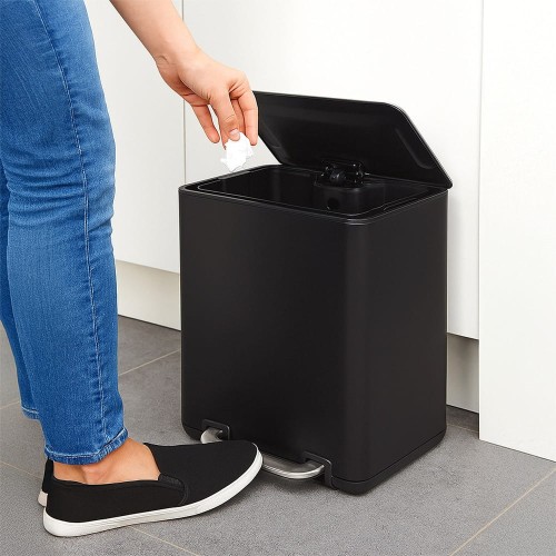pol_pl_Kosz-na-smieci-z-pedalem-stalowy-czarny-BLACK-20-l-18579_2.jpg