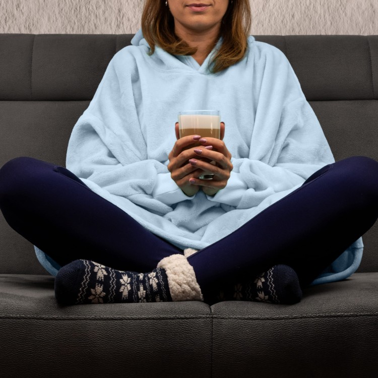 s5___bluzair-hooded-blanket-light-blue-free-hands.jpg