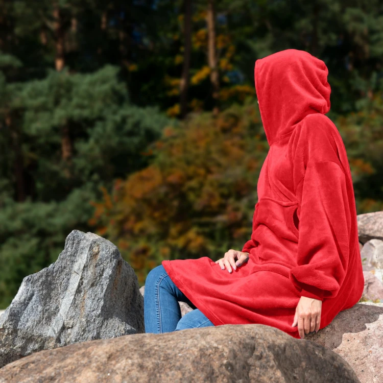 s5___bluzair-outdoor-hooded-blanket-red.jpg