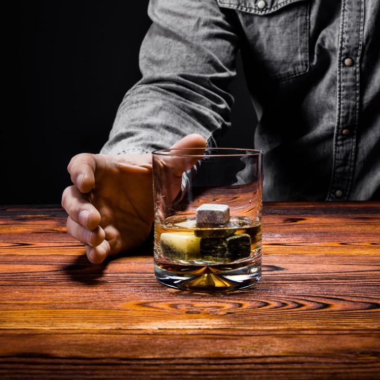 s5___whisky-facet-chwyta-szlanke-bez-napisow.jpg