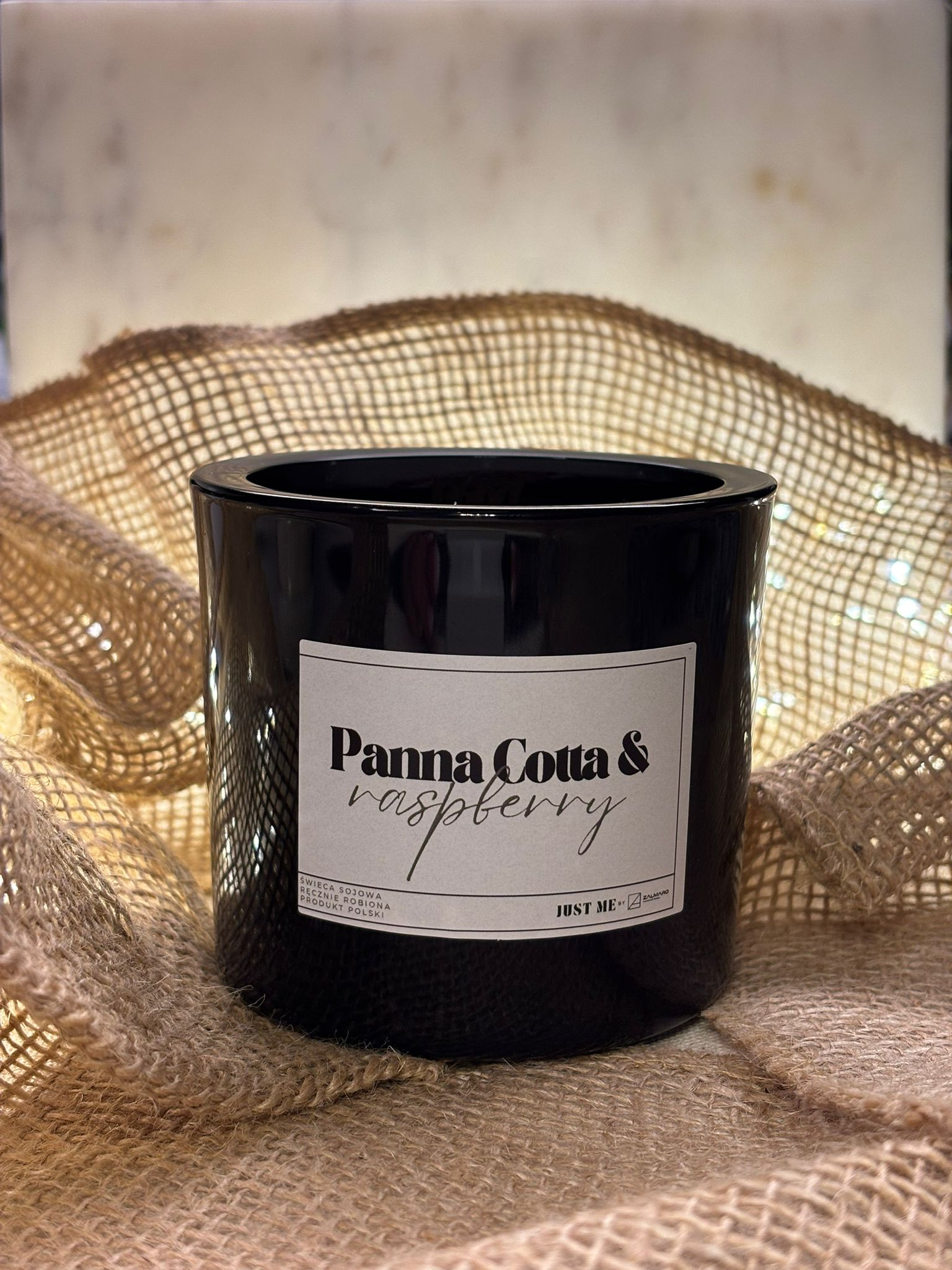 Świeca Panna Cotta & Raspberry w czarnym szkle